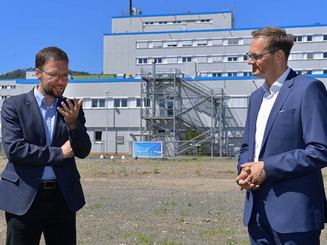 Spatenstich für das neue Betriebsrestaurant: Oberbürgermeister von Jena Dr. Thomas Nitzsche (links) im Gespräch mit Jenoptik-CEO Dr. Stefan Traeger