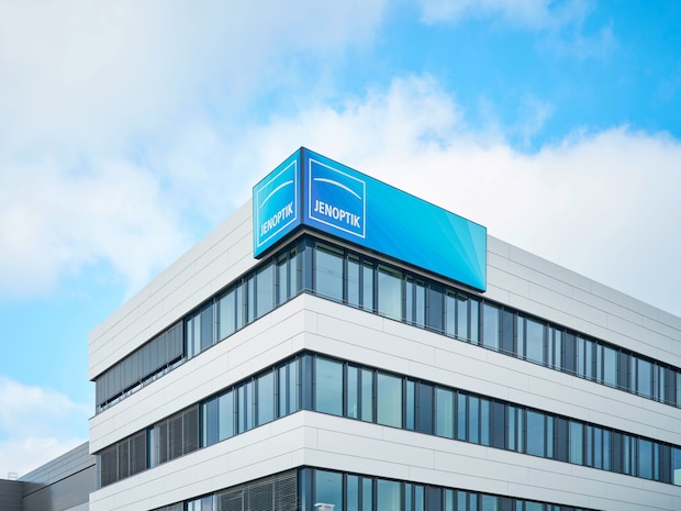 Jenoptik-Logo am Gebäude in Dresden