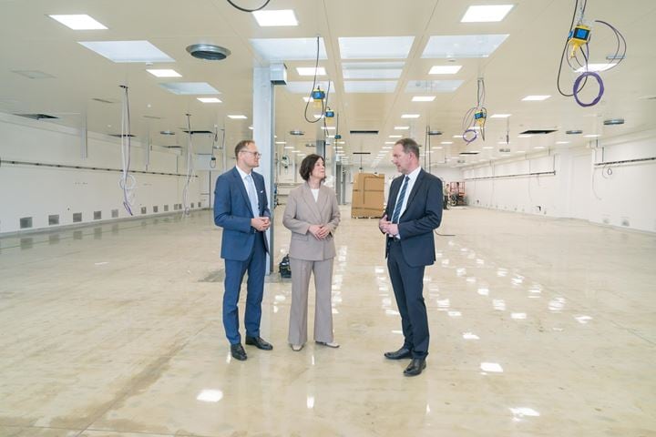 Jenoptik-Vorstand mit Thüringens Wirtschaftsministerin in einer leeren Halle