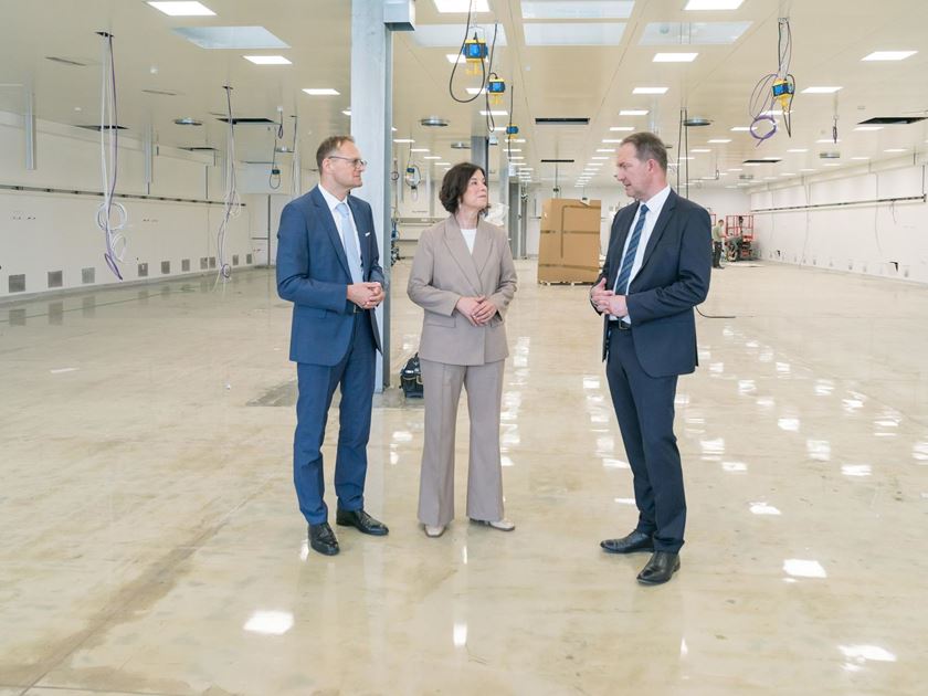 Jenoptik Executive Board with Thuringia's Economics Minister in an empty hall