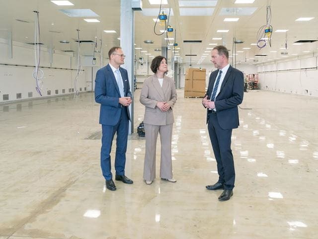 Jenoptik-Vorstand mit Wirtschaftsministerin in leerer Halle