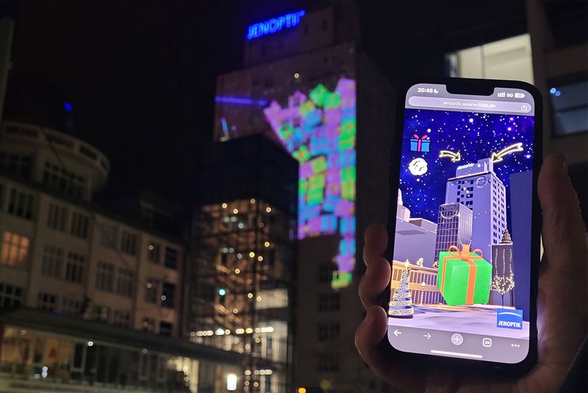 Geschenke schnipsen (Weihnachten 2023) Mit dem Smartphone digital Geschenke ans Jenoptik-Hochhaus schnipsen