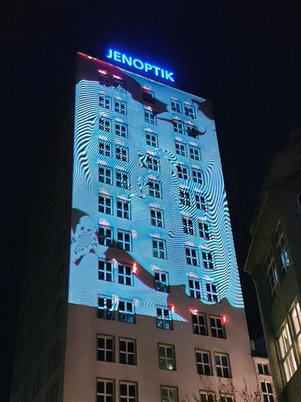 Videomapping vom Jena FullDome Festival 2022 am Ernst-Abbe-Hochhaus