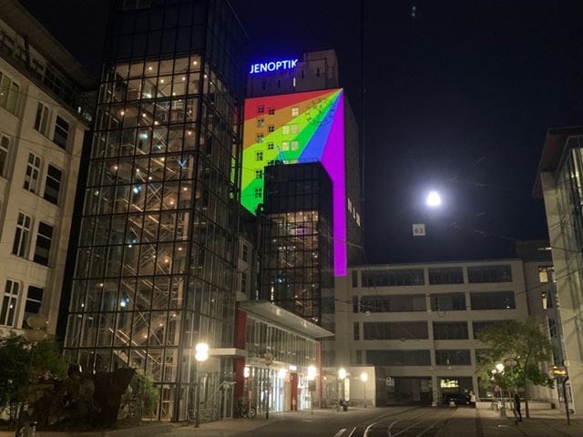 Videomapping von Regenbogen-Farben am Hochhaus