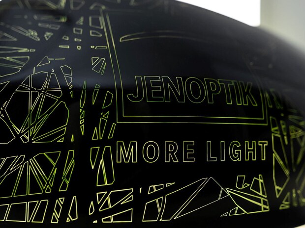 stoßfänger mit laser lackabtrag jenoptiklogo