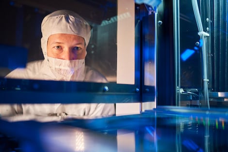 Mitarbeiter vor Maschine