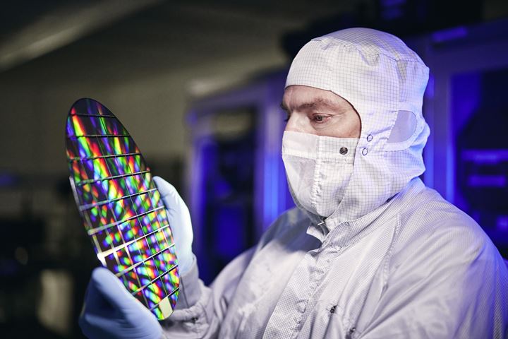 Reinraum-Mitarbeiter mit Wafer