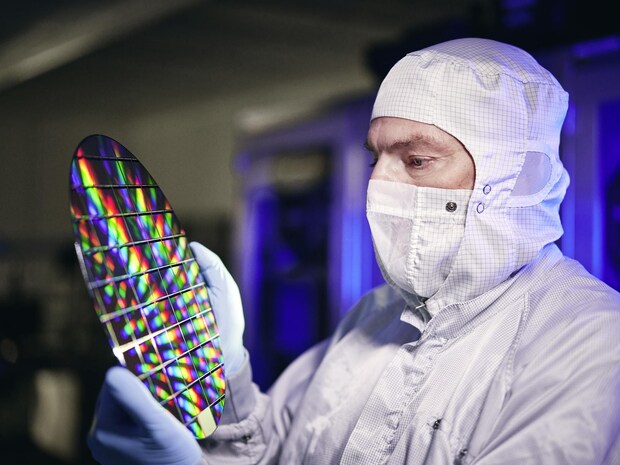 Reinraum-Mitarbeiter mit Wafer