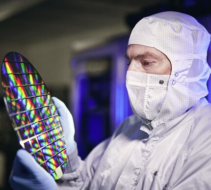 Reinraum-Mitarbeiter mit Wafer