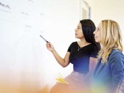 Mitarbeiterinnen besprechen etwas