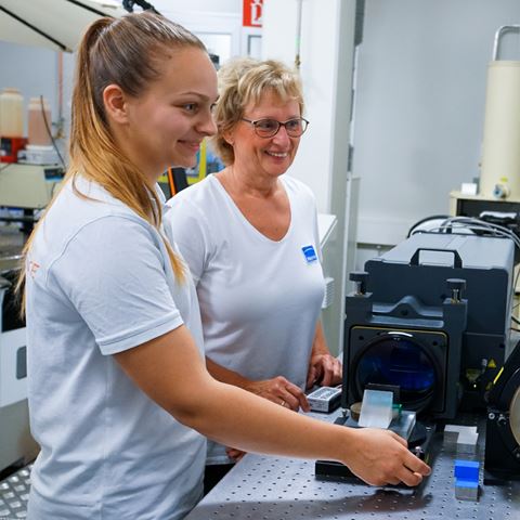 Ausbildung Feinoptik bei Jenoptik