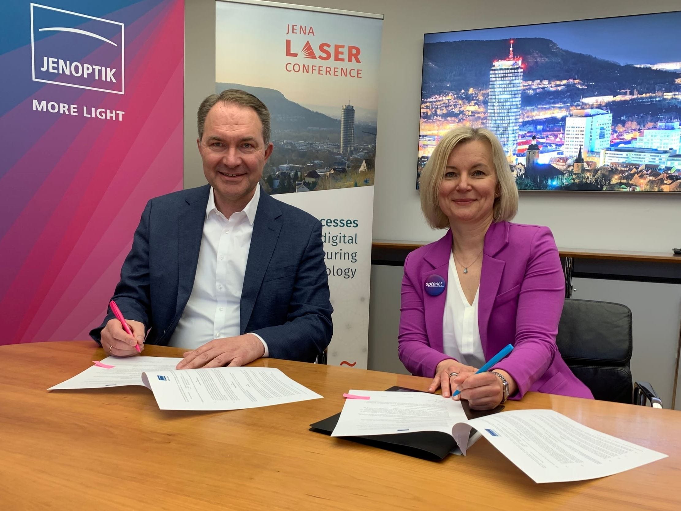 Ralf Kuschnereit und Nora Kirsten unterzeichnen den Sponsoring-Vertrag für die Jenaer Lasertage 2026