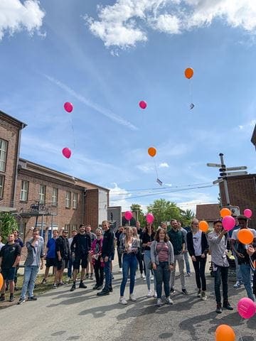 Azubi-Gruppe mit Luftballons