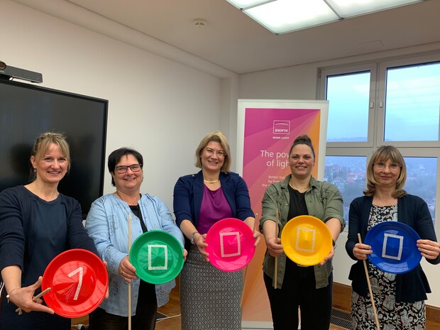 Gruppenfoto fünf Frauen mit bunten Jongliertellern anlässlich einer Spendenübergabe