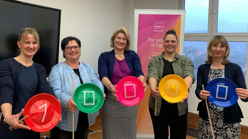 Gruppenfoto fünf Frauen mit bunten Jongliertellern anlässlich einer Spendenübergabe