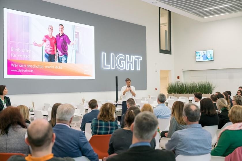 Das Mitarbeiterrestaurant „Lichtblick“ lobte Habeck als „eine der schönsten „Kantinen“, in der er je gewesen sei. Minister Habeck spricht mit dem Publikum