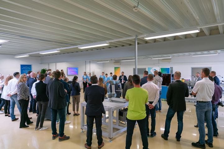 Viele Menschen hören einer Rede im Saal zu