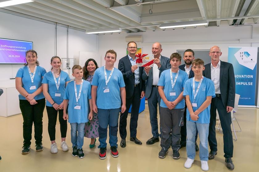 Gruppenfoto mit den Schülern: Stefan Traeger und Minister Tiefensee halten die JUW-Plakette Gruppenfoto mit Schülern und neuer Plakette für die Werkstatt