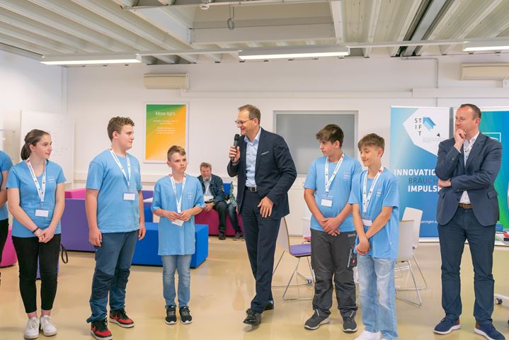 Stefan Traeger hält eine Rede, die Schüler hören zu