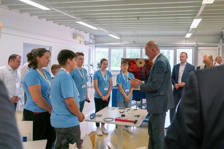 Schüler erklären Minister Tiefensee, wie sie ihre Uhr gebaut haben