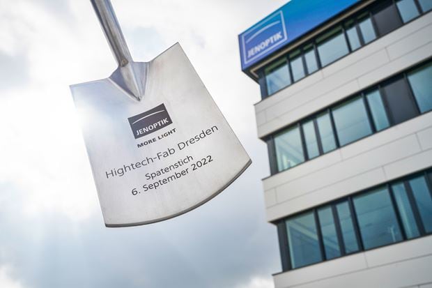 Spaten vom symbolischen ersten Spatenstich Spaten vor Gebäude