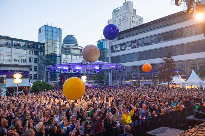 Blick auf Zuschauer auf dem Ernst-Abbe-Platz und Luftballons über ihren Köpfen