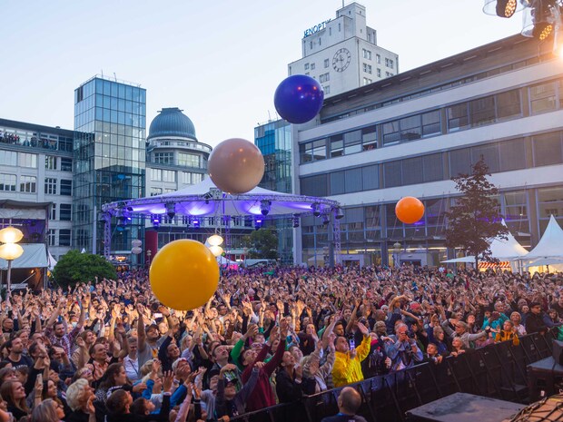 Blick auf Zuschauer auf dem Ernst-Abbe-Platz und Luftballons über ihren Köpfen