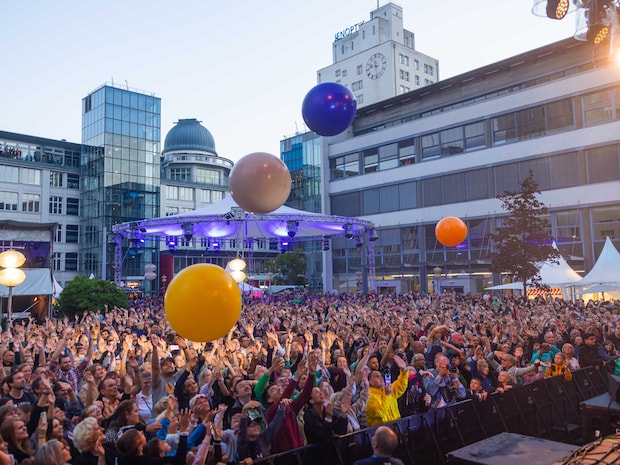Blick auf Zuschauer auf dem Ernst-Abbe-Platz und Luftballons über ihren Köpfen