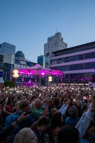 Menschenmenge auf Ernst-Abbe-Platz