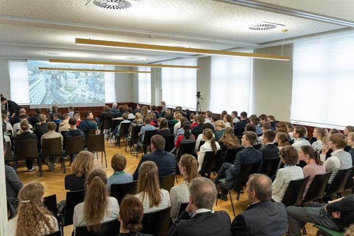 Saal mit Publikum zur Preisverleihung bei Jugend forscht Thüringen 2023