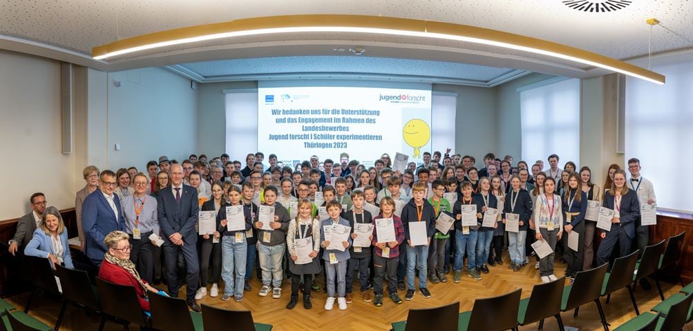 Gruppenfoto der Preisträger vom Thüringer Landeswettbewerb Jugend forscht 2023