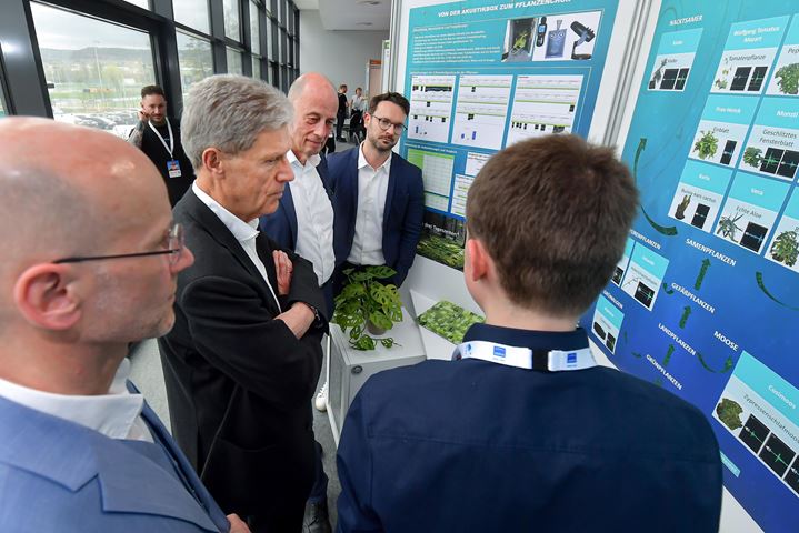 Die Minister Wolfgang Tiefensee und Helmut Holter besuchten die Veranstaltung und sprachen mit den Jungforscher*innen.