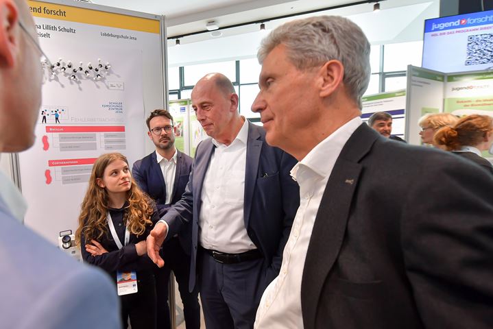 Die Minister Wolfgang Tiefensee (2.v.r.) und Helmut Holter (1.v.r.) besuchten die Veranstaltung.