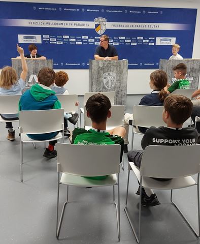 Als Teil des Rahmenprogramms erkundeten die Schüler das Stadion und den Presseraum.