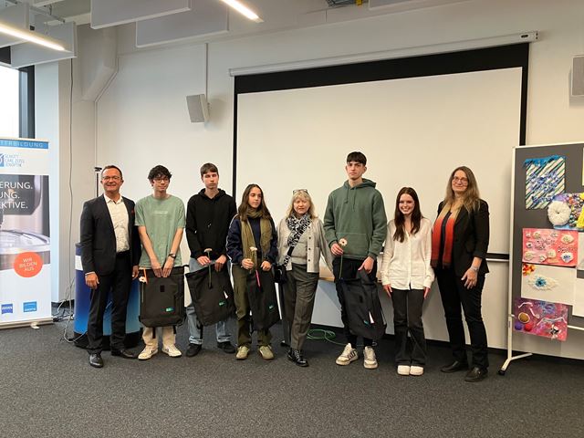 Besondere Würdigung für Schüler bei der Vernissage zum Projekt Optik trifft Kunst