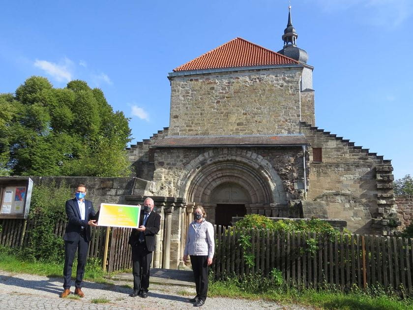 Jenoptik-Chef Dr. Stefan Traeger mit dem symbolischen Spendenscheck für ein Bauprojekt der Klosterkirche Thalbürgel
