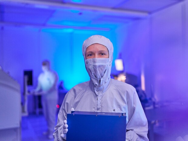 Mitarbeiterin in Reinraumkleidung in Triptis