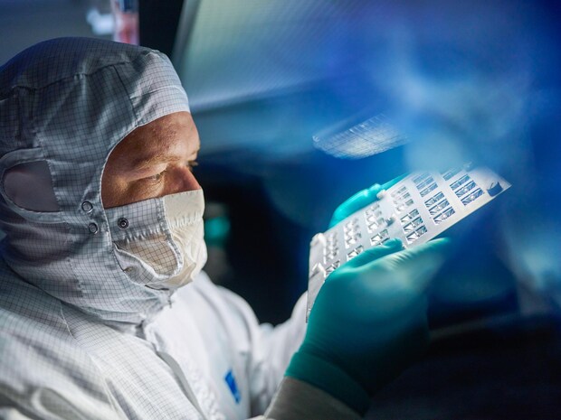 Mitarbeiter in Triptis in Reinraumkleidung