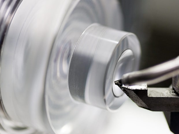Rotationssymmetrische Kunststoff-Optik mit Diamantdrehverfahren herstellen Rotationssymmetrische Kunststoff-Optik mit Diamantdrehverfahren herstellen