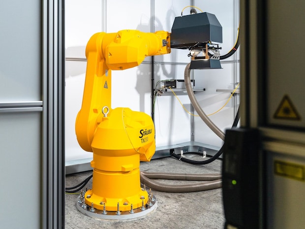 JenScan Style Laseranlage von Jenoptik an gelbem Roboterarm