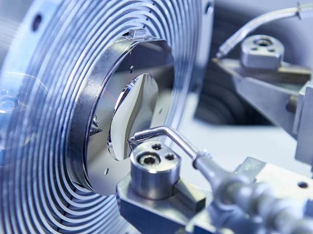 Anwendungsspezifische Freiformoptik mit Slow-Tool-Servo Verfahren herstellen Anwendungsspezifische Freiformoptik mit Slow-Tool-Servo Verfahren herstellen