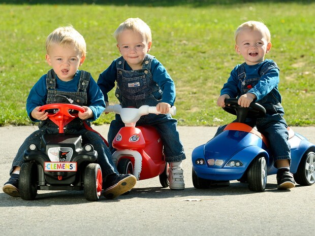 Kleinkinder auf Spielzeugautos