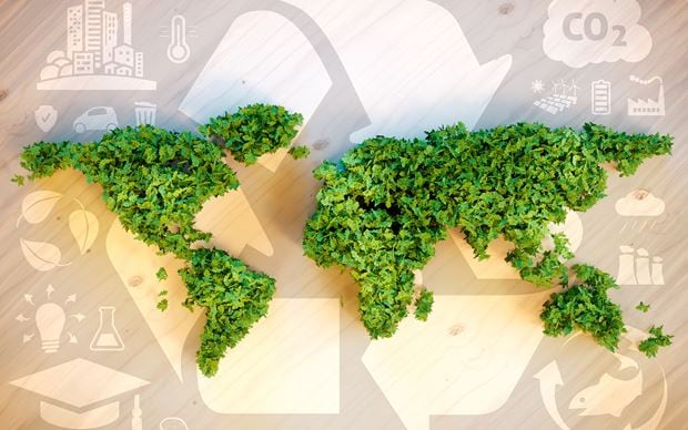 Weltkarte aus Pflanzen mit Recycling-Logo