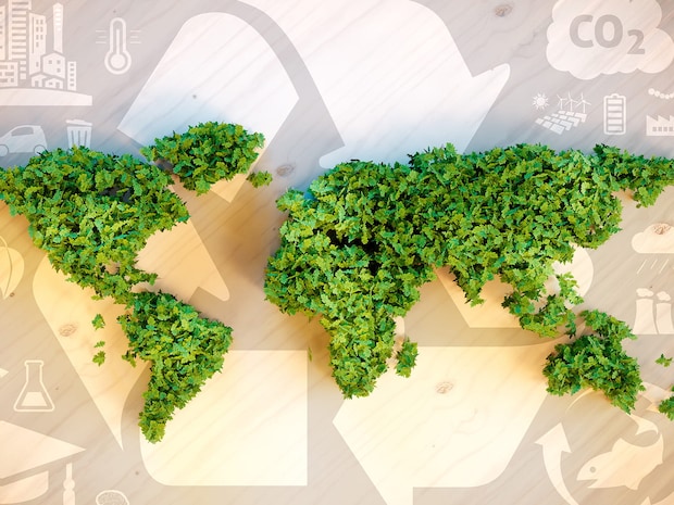 Weltkarte aus Pflanzen mit Recycling-Logo
