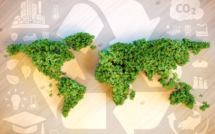 Weltkarte aus Pflanzen mit Recycling-Logo