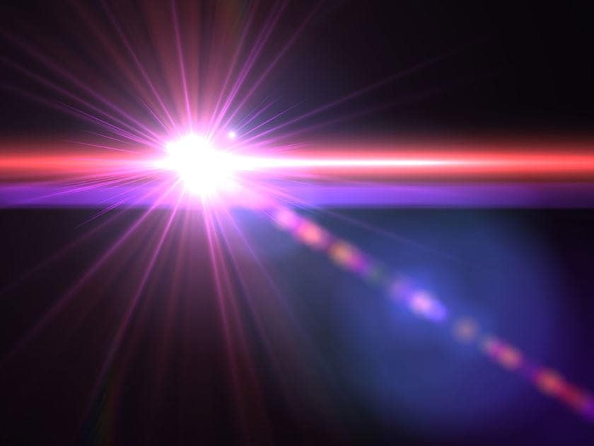 Lichtstrahl vor schwarzem Hintergrund