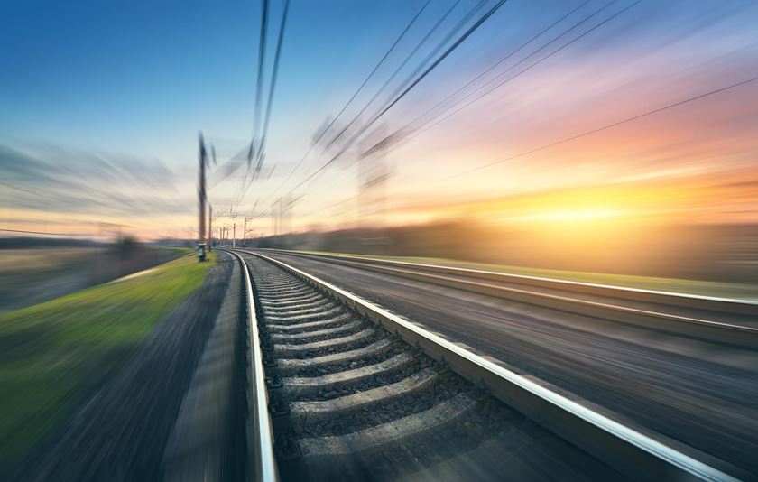 Zuggleise in der Dämmerung