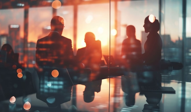 Undeutliche Personengruppe im Raum mit Gegenlicht