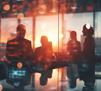 Undeutliche Personengruppe im Raum mit Gegenlicht