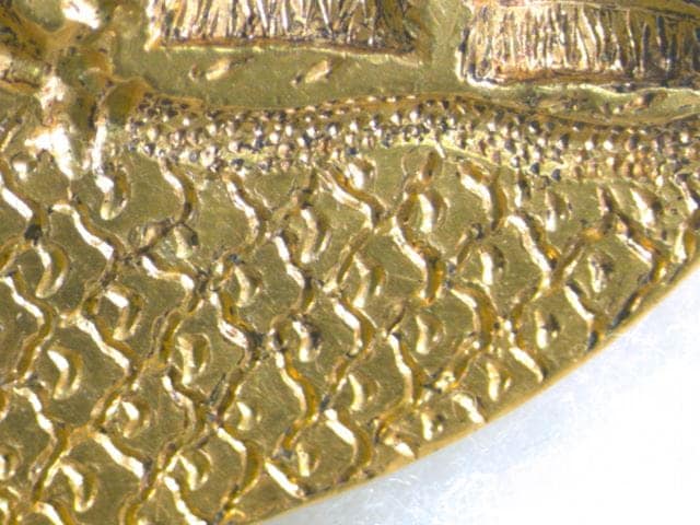 Mikroskop-Bild eines goldenen Siegelrings: Details der Gravur